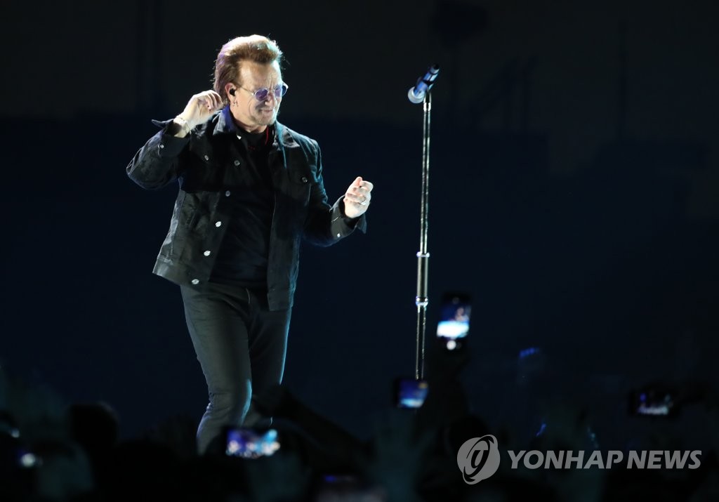 역사적 첫 내한공연 펼치는 U2의 보노