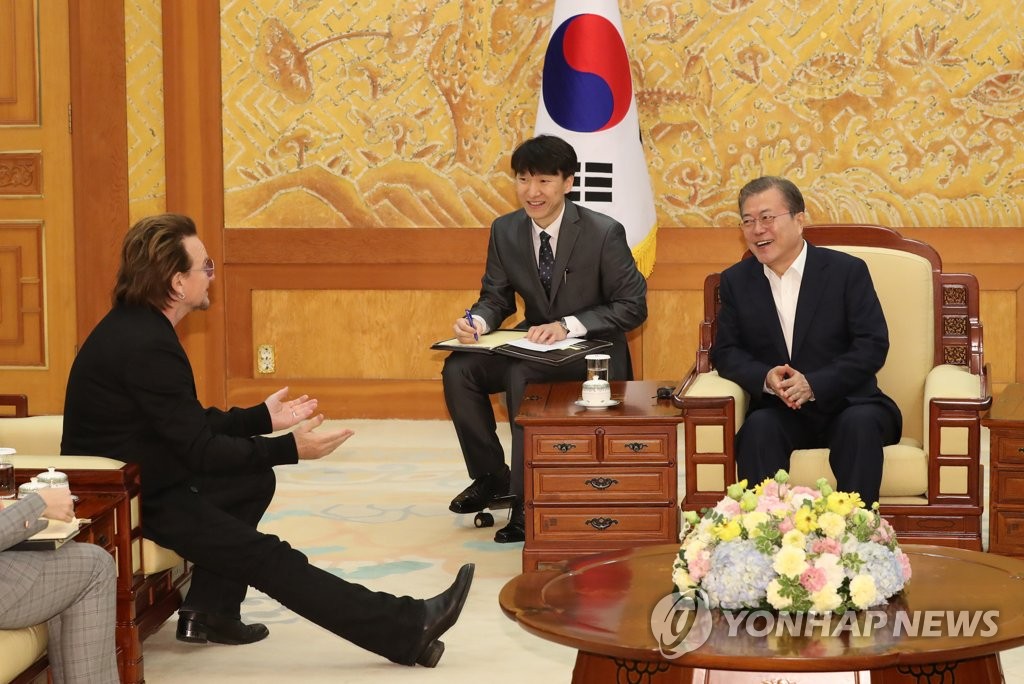 President Moon Jae-in (R) talks with Irish rock band U2's frontman Bono at Cheong Wa Dae in Seoul on Dec. 9, 2019. (Yonhap)