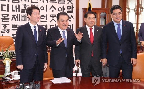 기념촬영하는 국회의장과 3당 원내대표
