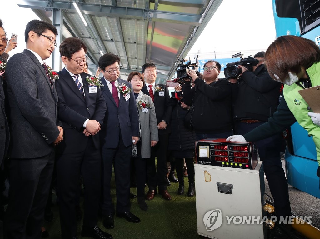 매연측정 결과 살펴보는 참석자들