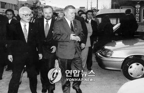 폴란드 대통령에게 르망 레이서 설명하는 김우중 전 회장