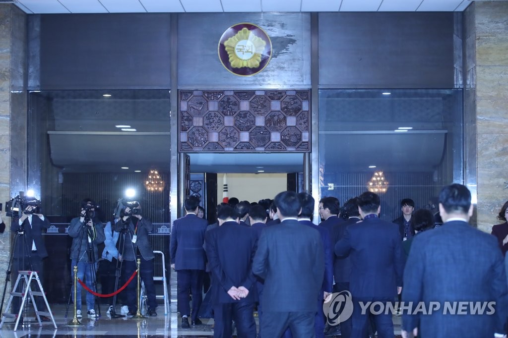 본회의장 들어가는 의원들