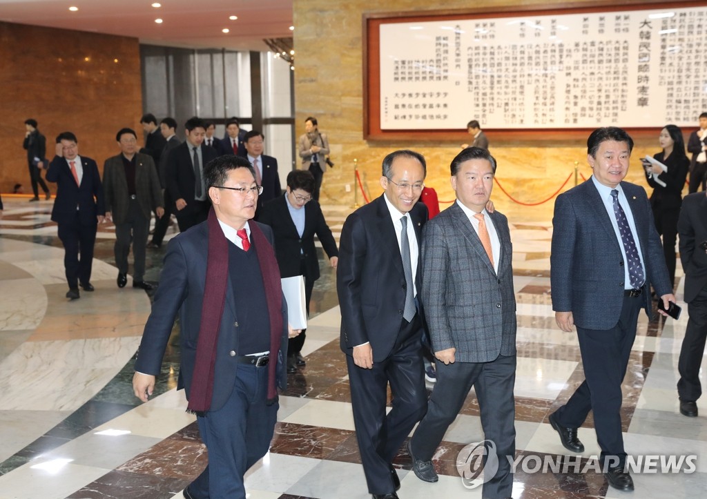 본회의장 들어가는 자유한국당 의원들
