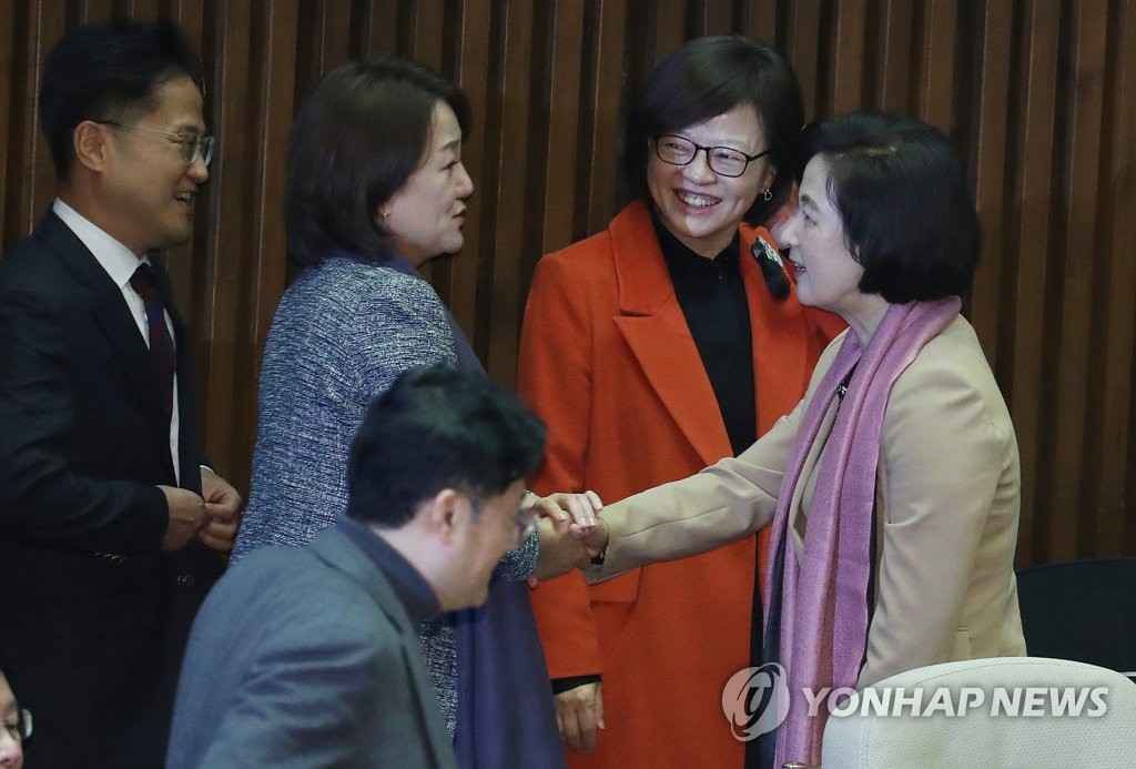 동료 의원과 인사하는 추미애 법무부 장관 후보자