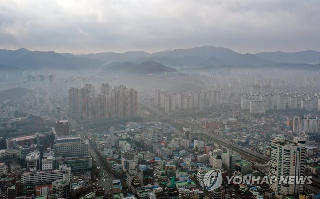 미세먼지와 안개로 자욱한 광주도심