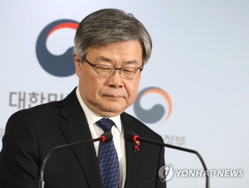 브리핑장 입장하는 이재갑 고용노동부 장관