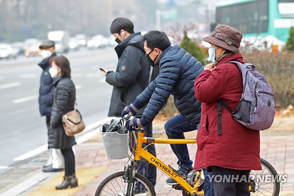 고농도 미세먼지에 마스크 행렬