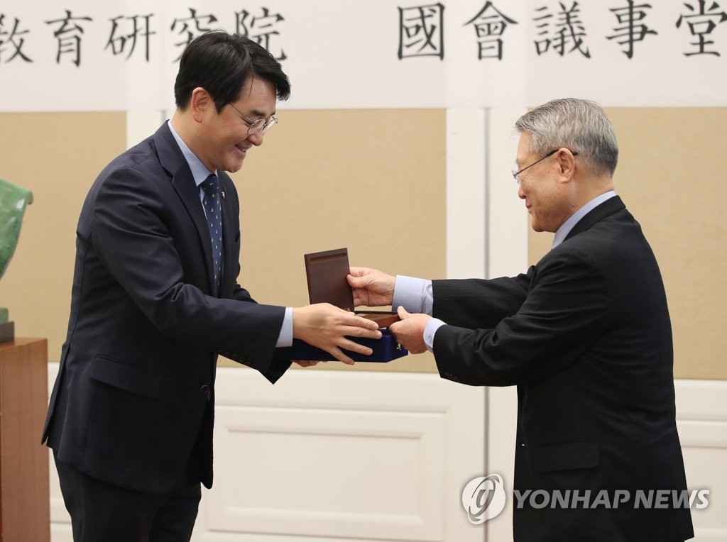 백봉신사상 수상하는 박용진