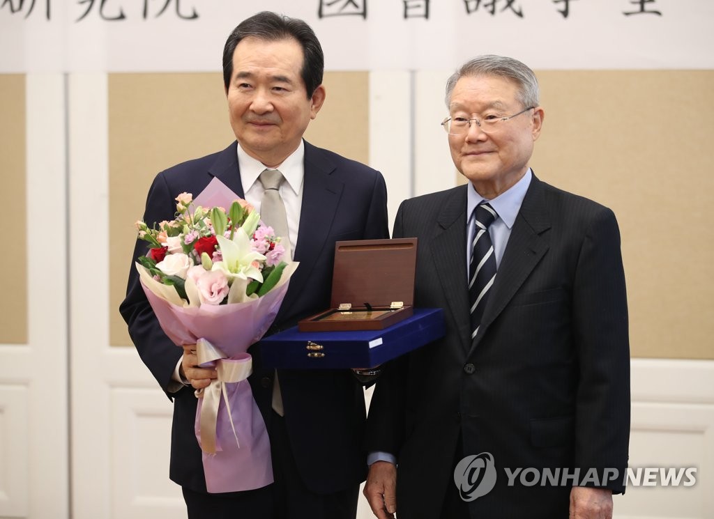 백봉신사상 수상하는 정세균