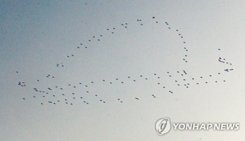 드론 150대로 하늘에 펼친 드론택시 군집비행쇼