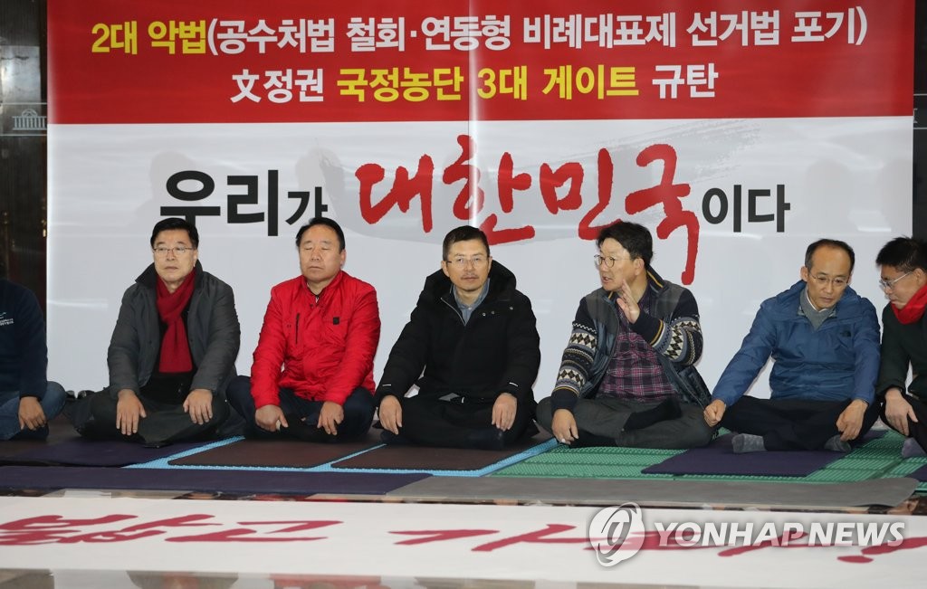 의원들과 이야기하는 황교안