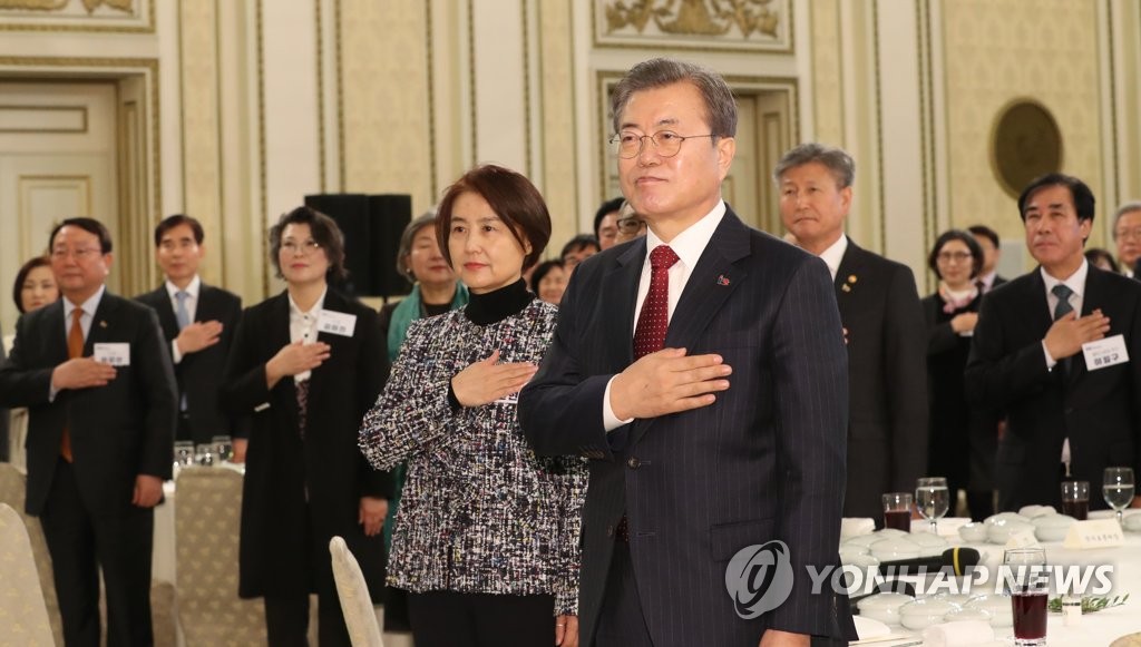 국기에 경례하는 문 대통령