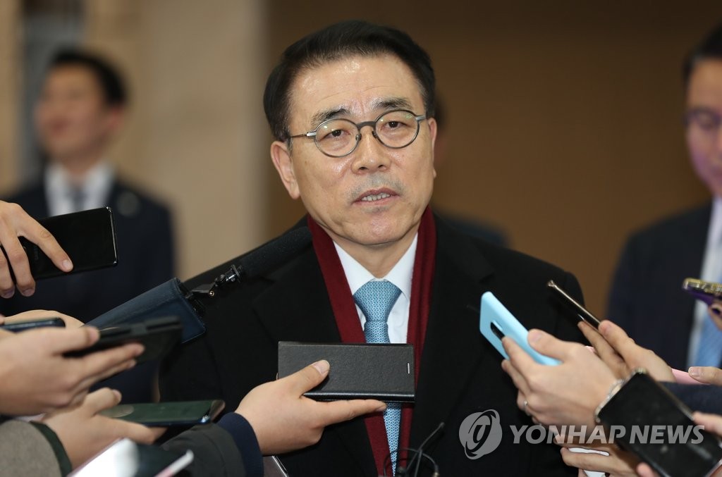 취재진 질문에 답하는 조용병 신한금융 회장