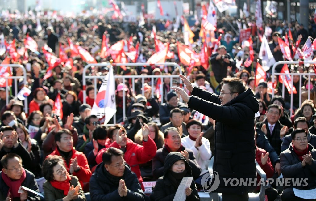 집회 참가자들에게 인사하는 황교안 대표