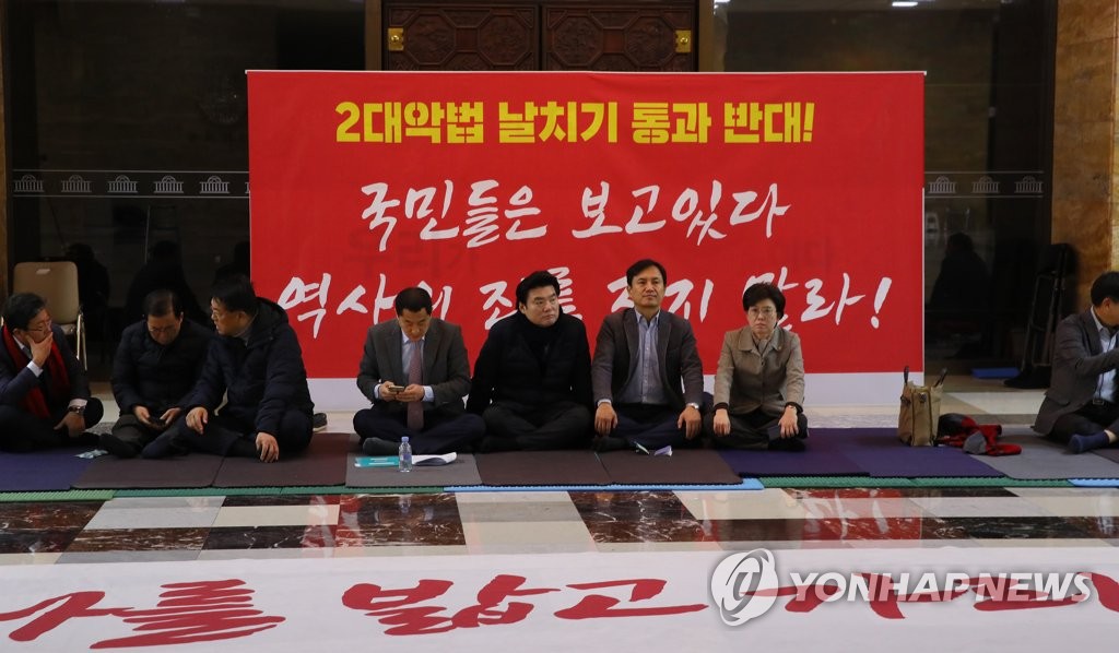 한국당, '공수처법·선거법' 반대 농성