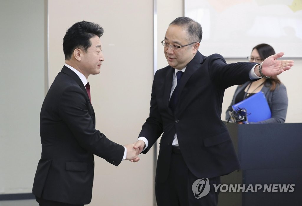 한국 수석대표에게 자리 안내하는 일본 수석대표