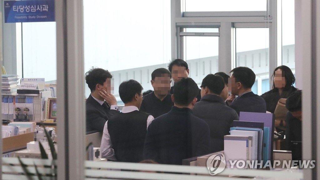 Investigators search an office at the finance ministry located in Sejong, the country's administrative hub located 130 kilometers southeast of Seoul, on Dec. 20, 2019. (Yonhap)