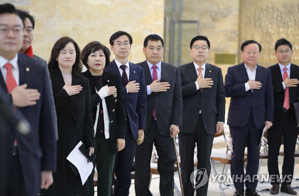 국민의례 하는 한국당 심재철 원내대표