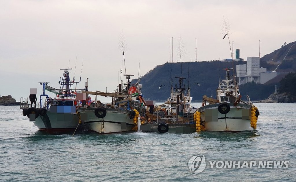 어선에 구조되는 침수 선박