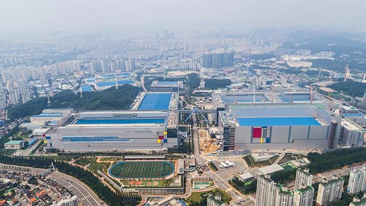 This photo captured from Samsung Electronics' website on Dec. 31, 2019, shows the company's chip factory in Hwaseong, southwest of Seoul. (PHOTO NOT FOR SALE) (Yonhap)