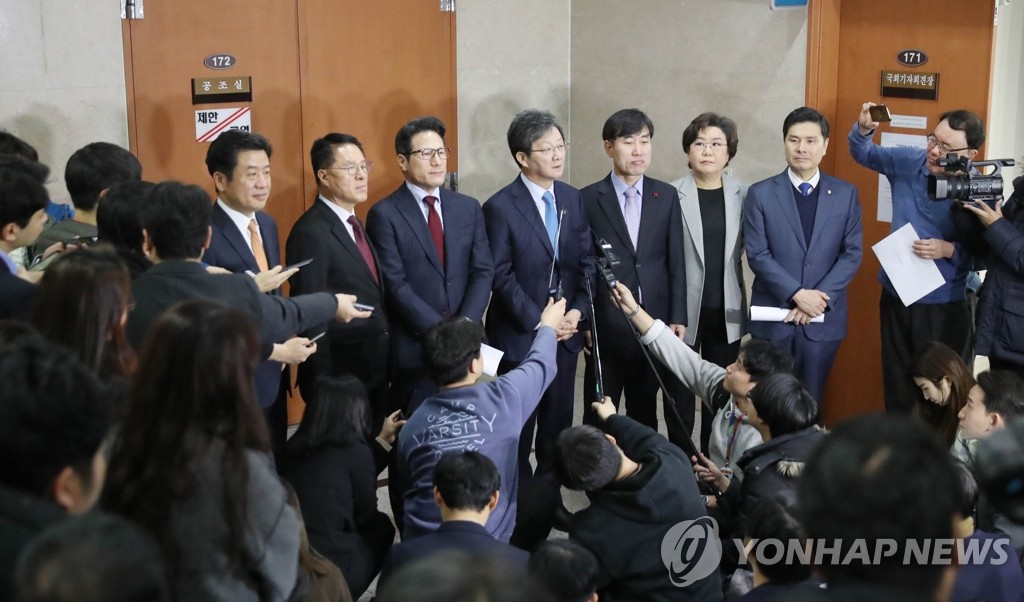 취재진에 답하는 유승민