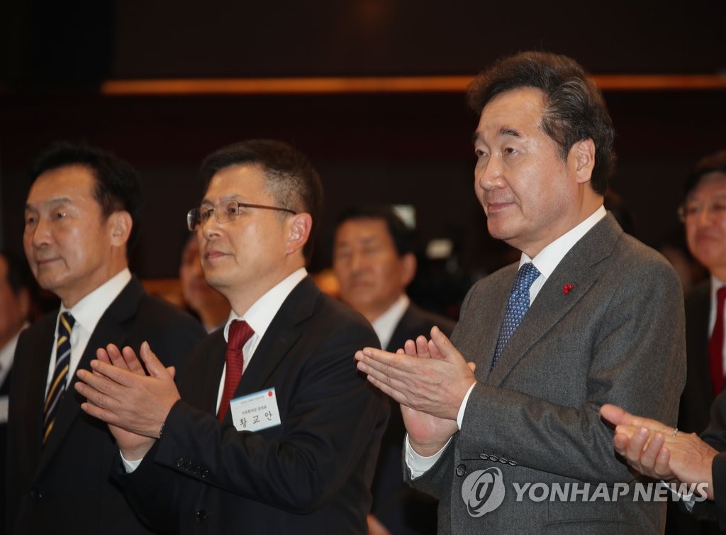 이낙연 전 국무총리(오늘쪽)와 황교안 자유한국당 대표(가운데)