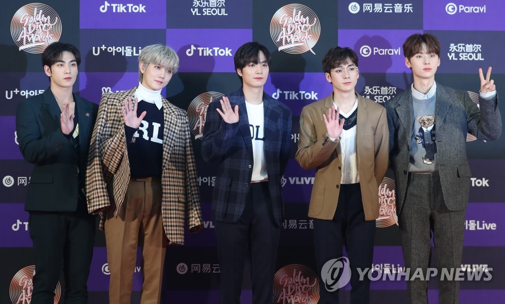 포즈 취하는 뉴이스트