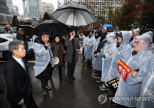 윤종원과 노조원들