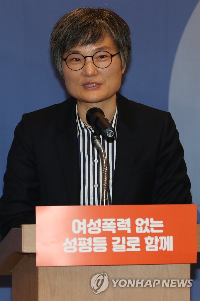 설립선언문 낭독하는 박봉정숙 원장