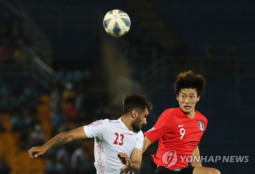 Cho Gue-sung of South Korea (R) battles Aref Aghasi of Iran for the ball during the teams' Group C match at the Asian Football Confederation U-23 Championship at Tinsulanon Stadium in Songkhla, Thailand, on Jan. 12, 2020. (Yonhap)