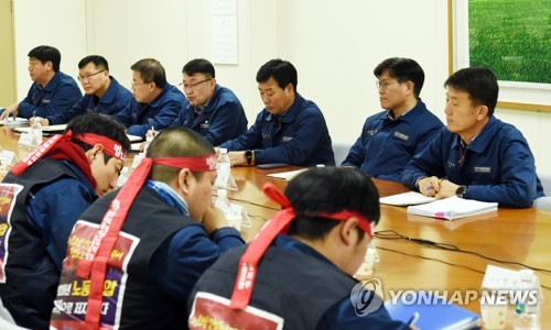 마주 앉은 현대중공업 노사 임협 교섭 대표
