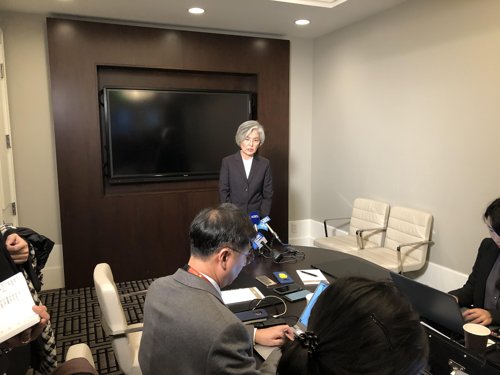 외교장관회담 결과 설명하는 강경화 외교장관