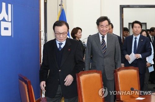최고위원회의 입장하는 민주당 이해찬-이인영-이낙연