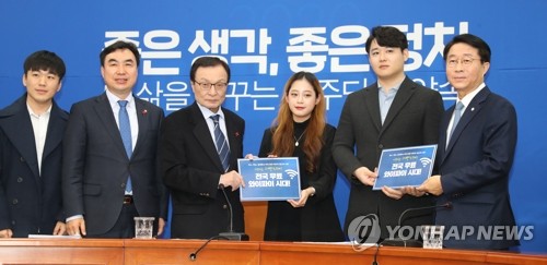 1호 공약 발표 기념촬영 하는 이해찬 대표