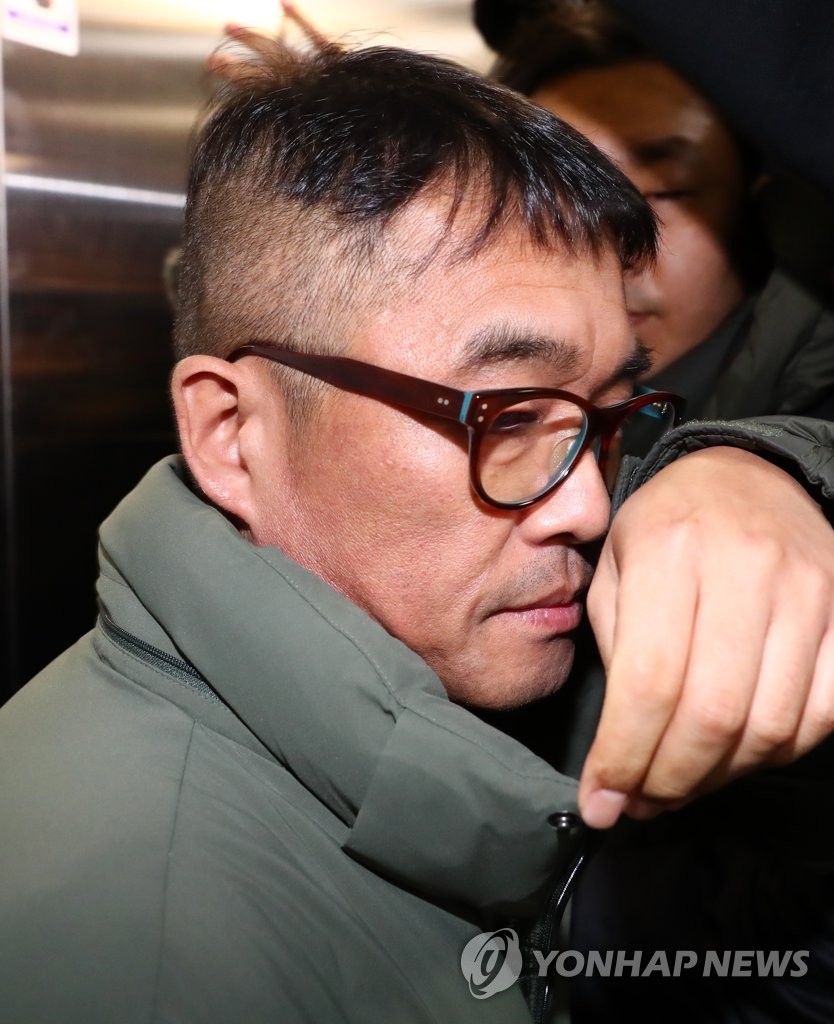 가수 김건모 성폭행 혐의 조사 위해 경찰 출석