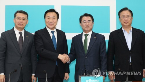 기념촬영하는 바른미래당과 대안신당