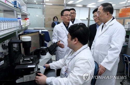 세포 배양기술 설명 듣는 홍남기 부총리