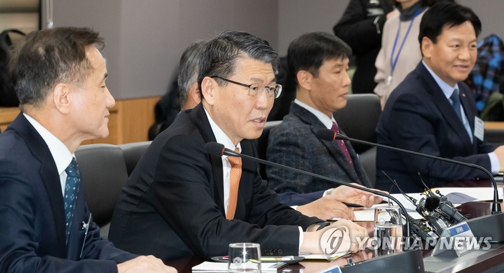 FSC chief meets saving bank CEOs FSC chief meets saving bank CEOs