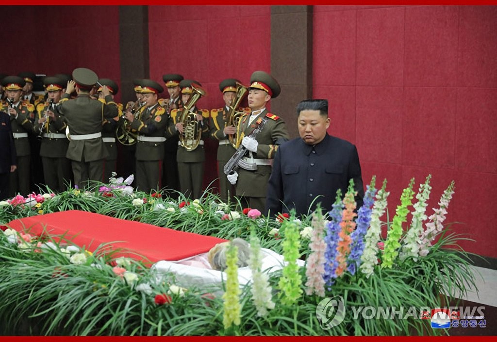 Le dirigeant nord-coréen Kim Jong-un a exprimé ses condoléances à la chapelle ardente de Hwang Sun-hui, qui a été amie de Kim Il-sung et résistante contre le Japon, le vendredi 17 janvier 2020, a rapporté le lendemain la Télévision centrale nord-coréenne (KCTV). (Capture d'écran du site officiel de la KCNA. Utilisation en Corée du Sud uniquement et redistribution interdites)