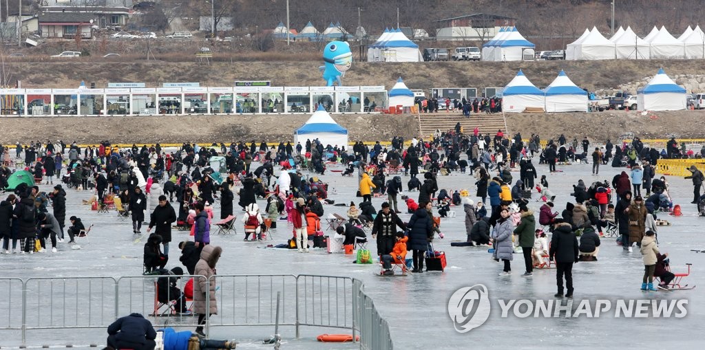 '짜릿한 손맛' 인제 빙어축제 개막