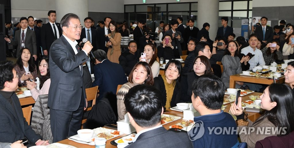 문 대통령, 세종청사 구내식당서 점심