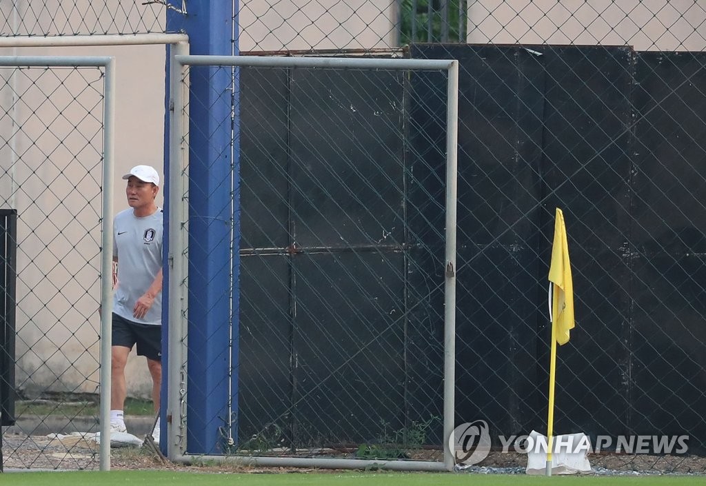 보안위해 훈련장 외부까지 신경쓰는 학범슨