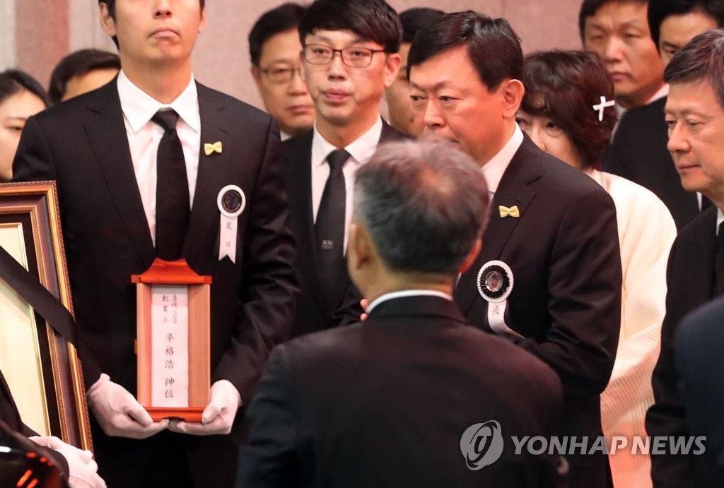 父の出棺見守るロッテ会長 父の出棺見守るロッテ会長