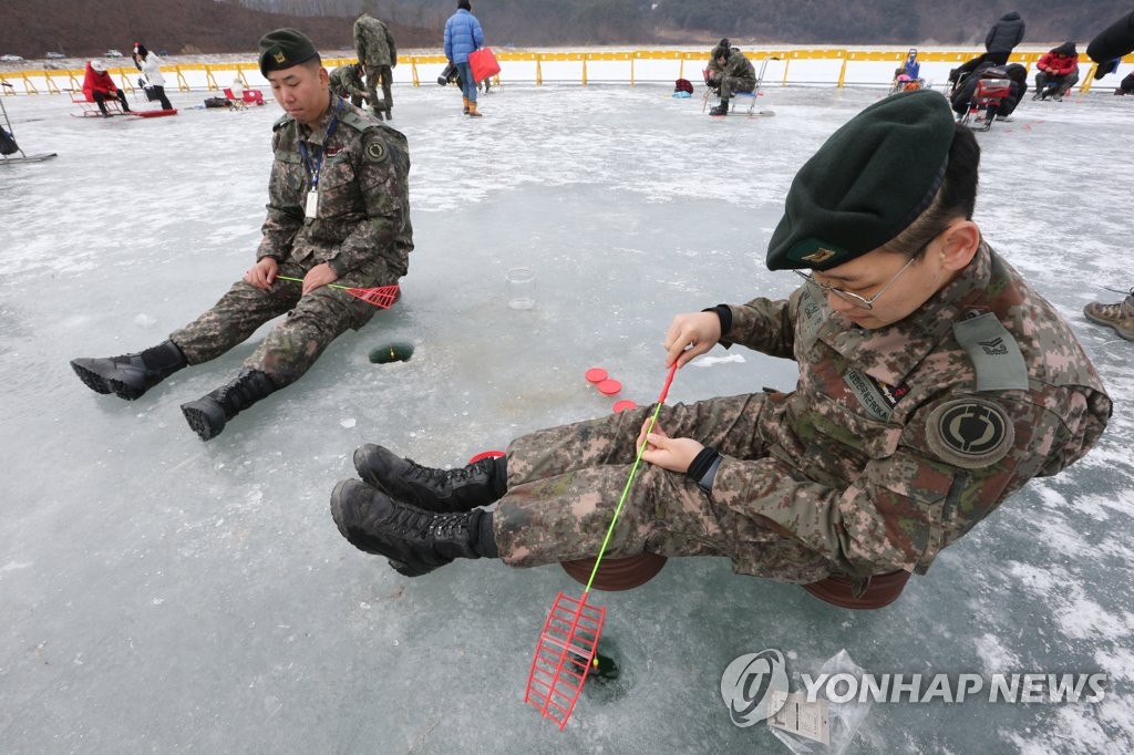 군 장병 빙어 낚시 삼매경