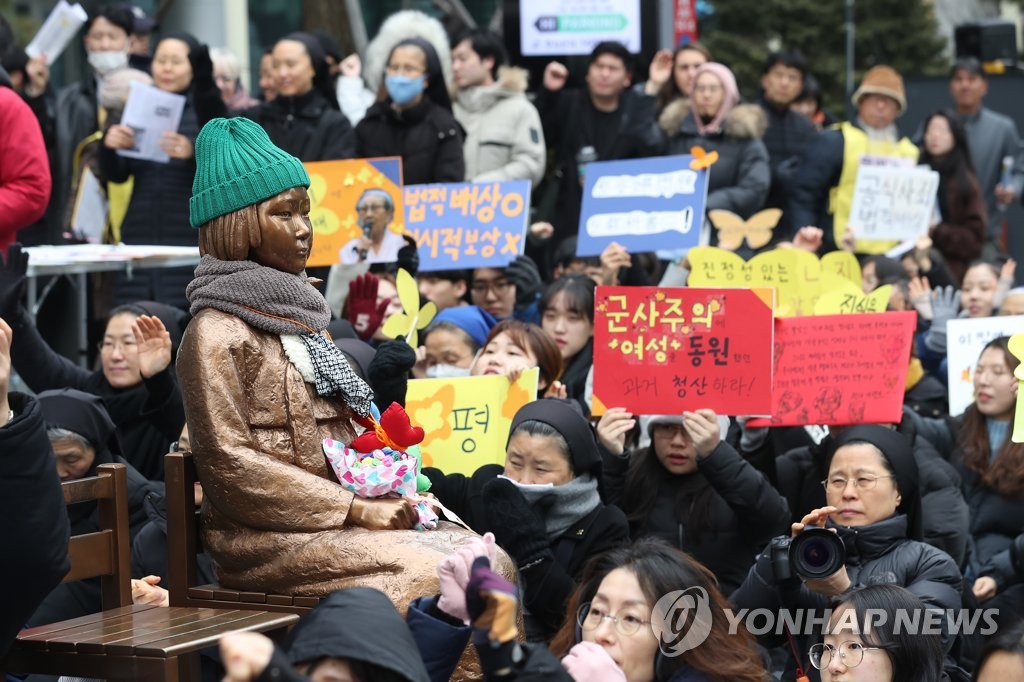 소녀상 둘러싼 수요시위