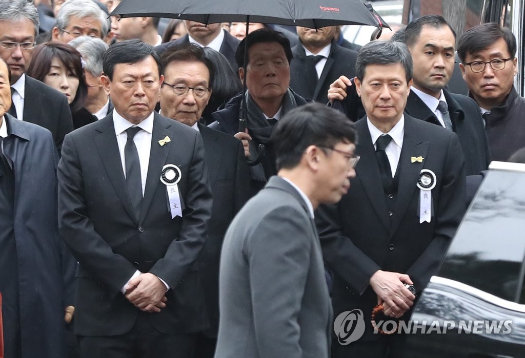 운구차 배웅하는 신동주·신동빈