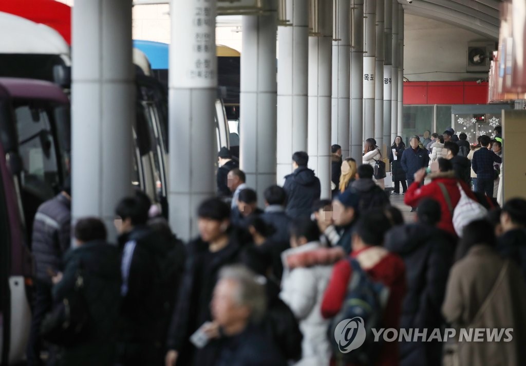 설 연휴 하루 앞둔 고속버스터미널 풍경
