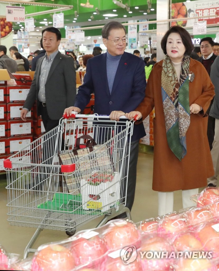 La pareja presidencial realiza compras antes de las fiestas La pareja presidencial realiza compras antes de las fiestas