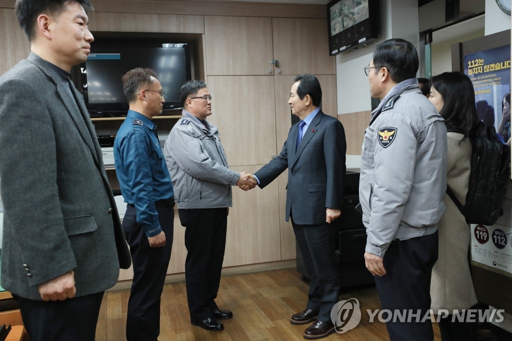 중부경찰서 경찰들 격려하는 정 총리