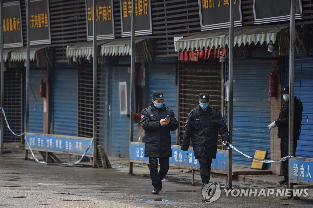 중국 우한 수산물 시장 순찰하는 안전요원들
